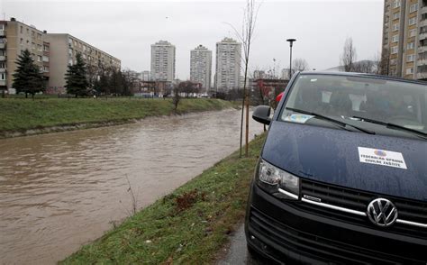 Potraga za mladićima koji su upali u Miljacku proširena i do Visokog