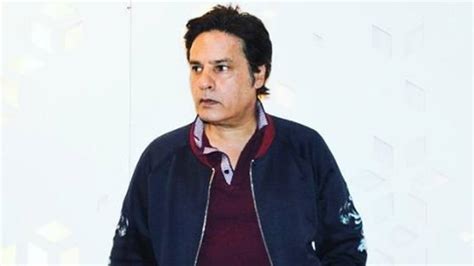 'Bigg Boss 1' winner Rahul Roy spends lockdown time reading books ...