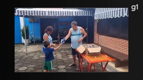 Zeca Pagodinho distribui ovos de Páscoa em Xerém Duque de Caxias Rio