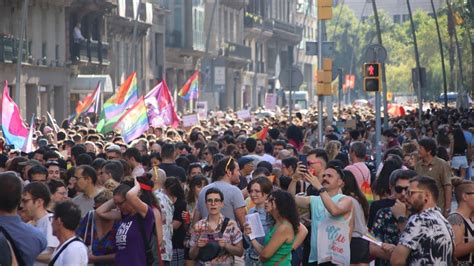 Unas Personas Se Manifiestan En Barcelona Para Reivindicar Los