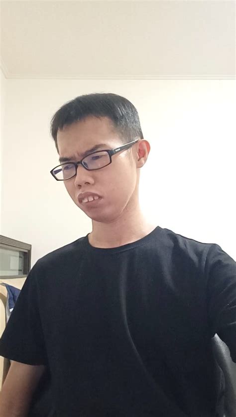 Bị quấy rối bởi nam diễn viên phim xấu nhất lịch sử hot girl xinh đẹp đăng đàn bóc phốt