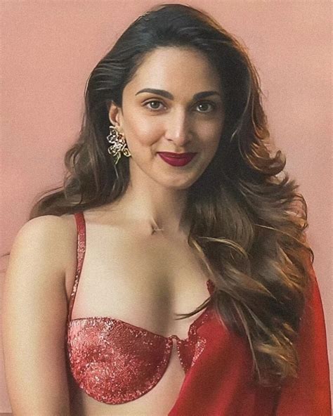 Kiara Advani Hot Cleavage Exposed In Bikini Blouse And Saree Glamsundari In