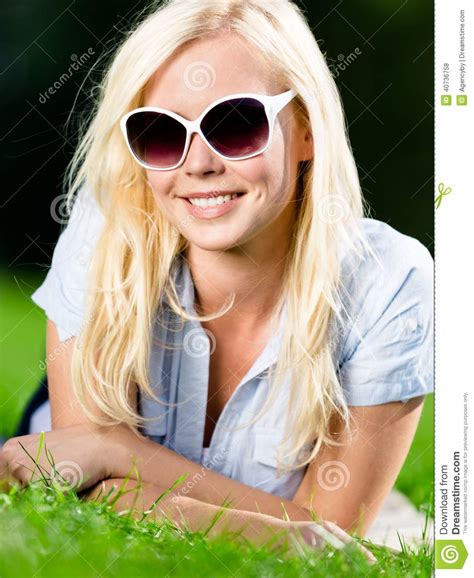 Jeune Fille Se Trouvant Sur L Herbe Verte Photo Stock Image Du Beau