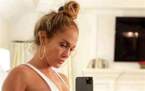 À ans Jennifer Lopez fait monter la température et se dévoile en mini bikini On voit tout