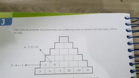 Preenchendo corretamente a pirâmide abaixo o número que ficará no topo