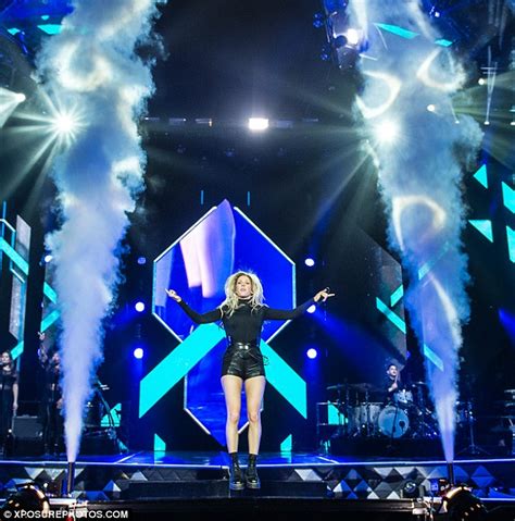 Ellie Goulding In Black Leather Hot Pants As She Storms London Stage Daily Mail Online