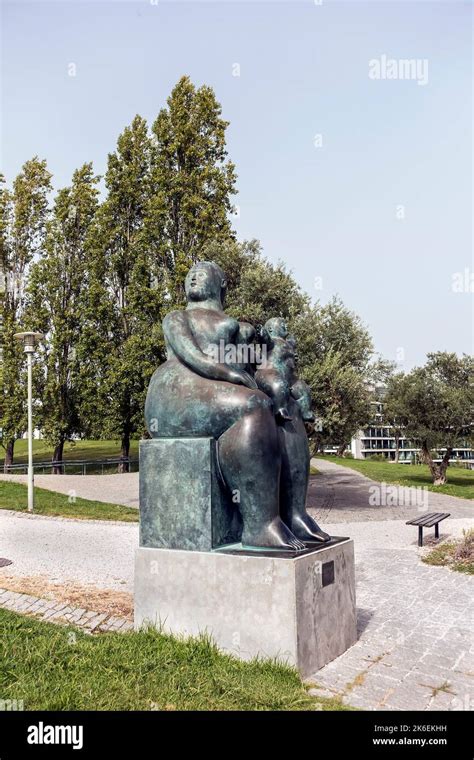 Estatua De La Maternidad Del Artista Colombiano Fernando Botero En El