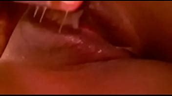 Ella ordeña su coño XVIDEOS