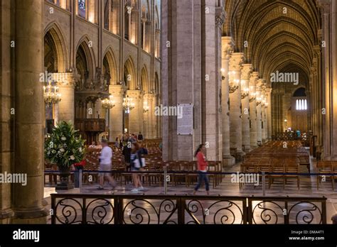 GEWÖLBE NAVE UND GÄNGE INNENRAUM DER KATHEDRALE NOTRE DAME