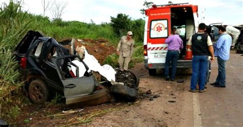 G Duas Pessoas Morrem Ap S Carro Bater De Frente Carreta Em Mt