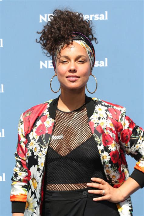 Alicia Keys Hair Wrap Alicia Keys Cinco Licoes De Estilo Da Cantora Americana Harper S Bazaar