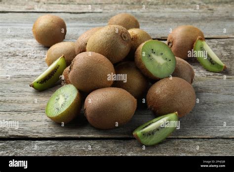 Whole Kiwis Pile Hi Res Stock Photography And Images Alamy