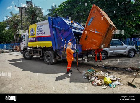 Caminh O Da Coleta De Lixo Em Uma Rua Da Cidade Recife Pe Brasil