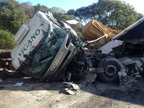 G1 Dois Morrem Após Acidente Entre Carretas E Um Caminhão No Paraná