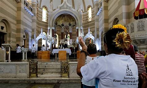 STF decide que estados e municípios podem proibir cultos e Saúde