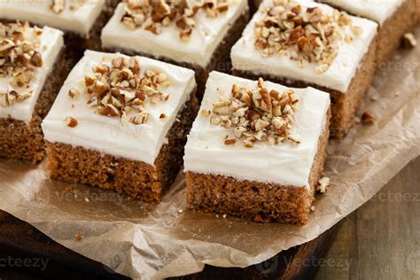 gâteau aux carottes ou aux épices avec glaçage au fromage à la crème