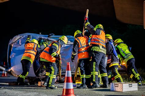 Verkehrsunfall Pkw Landet Auf Dach Freiwillige Feuerwehr Burghausen