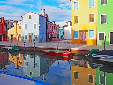 Los Edificios Coloridos Reflejan En El Canal En La Isla De Burano En