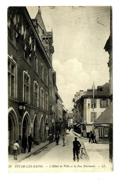 Haute Savoie Evian les Bains L Hôtel de Ville et Rue Nationale animé à