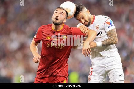 El Centrocampista Italiano Lorenzo Pellegrini Desaf A Por El Bal N Con