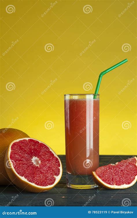 Suco De Toranja Recentemente Espremido Na Tabela De Madeira Imagem De