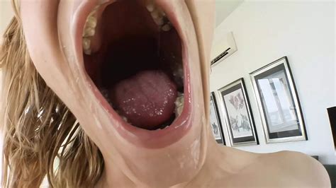 GEILES SCHÄTZCHEN FICKT IHRE RASIERTE MUSCHI MIT EINEM LANGEN DILDO xHamster