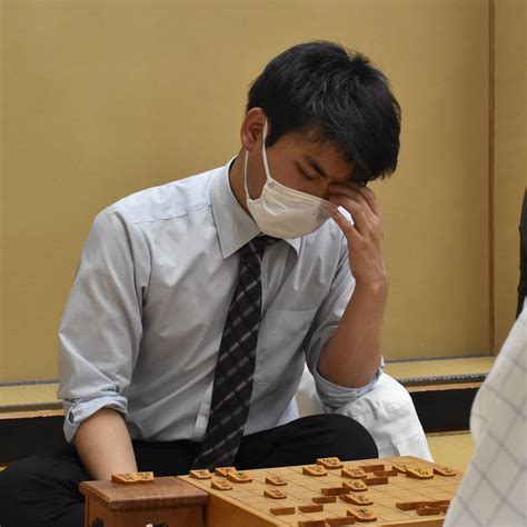 朝日新聞将棋取材班 On Twitter 村）c級2組順位戦、伊藤真吾五段が八代弥七段に勝ちました。伊藤五段は五段昇段後、120勝目で六段昇段を決めました。感想戦の後、「おめでとうござい