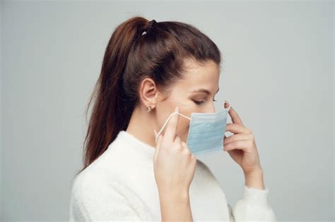 Mascarilla Facial Desechable Coronavirus Y Una Cara De Retrato De Mujer