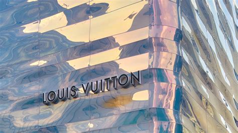 Jun Aoki Wraps Louis Vuitton Ginza Namiki In Rippling Dichroic Glass