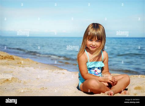 Kleine süße Mädchen am Strand Stockfoto Bild 20216031 Alamy