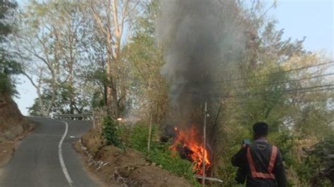 Truk Bermuatan Aspal Terguling Ke Jurang Di Jalur Geopark Sukabumi Dan