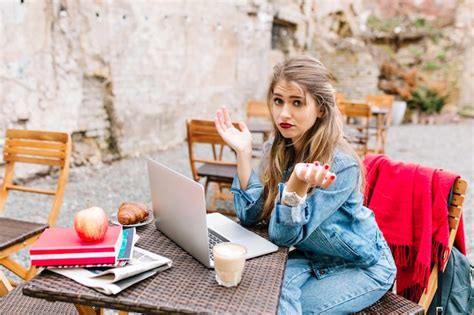 Jolie Fille Blonde Inquiète Et Surprise Ne Peut Pas Se Connecter Au Wi fi Public Au Café En