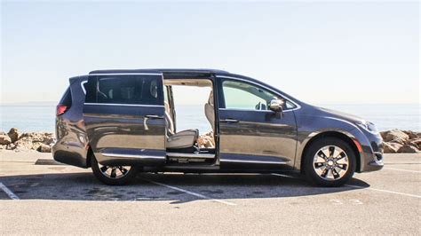 Minivan Rental Car Go On Trip With Your Friends Mini Van Car