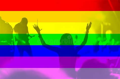 Bandera Gay Y Muchedumbre Del Arco Iris Imagen De Archivo Imagen De Colorido Homosexual