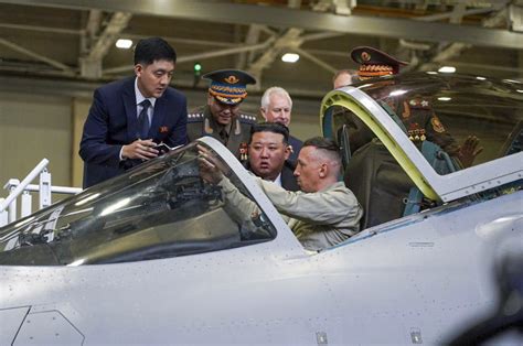 La Visite De Kim Dans Une Usine D Avions De Combat Russes Fait Planer