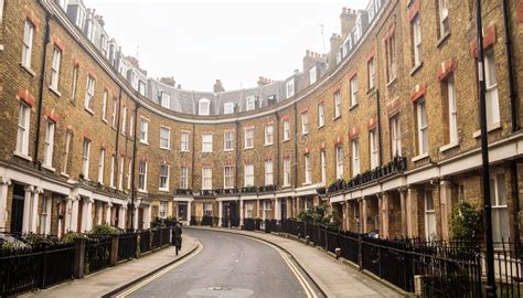 Elegant Georgian Crescent Street in a Classic London Neighbourhood ...