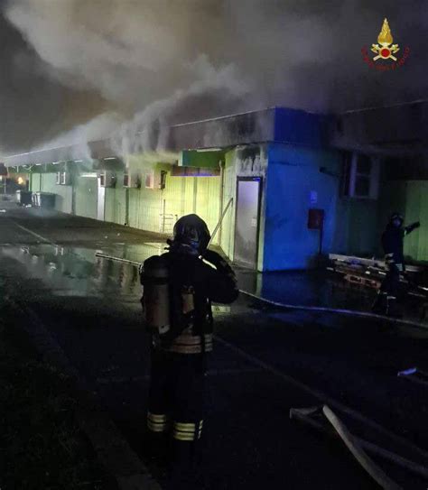 Castel Romano Maxi Incendio Nella Notte Distrutto Lo Store Orizzonte