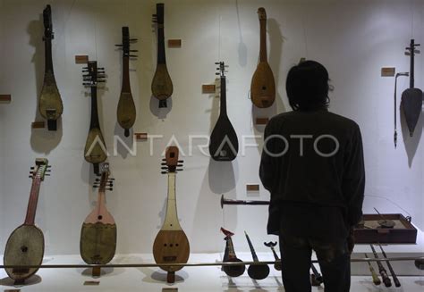 PAMERAN ALAT MUSIK TRADISIONAL | ANTARA Foto 
