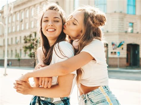 Portrait De Deux Belles Jeunes Filles Hipster Souriantes Dans Des