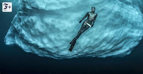 Apnoetaucherin Anna Von Boetticher Unter Eisberg In Grönland