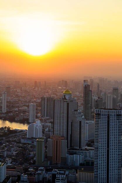 Pôr do sol à noite em uma grande metrópole magnífico panorama cênico do