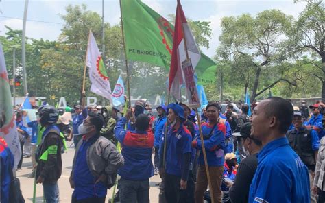 Demo Buruh Di Bekasi Massa Sebut Nama Ferdy Sambo Dan Lagu Iwan Fals