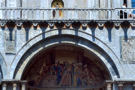 Il Duomo Lunetta Su Un Portale Laterale Della Basilica D Claudio