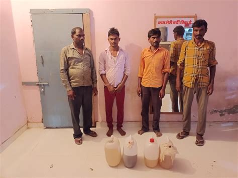 8 People Arrested 149 Bottles Of Country Made And 60 Liters Of Raw Liquor Recovered पुलिस ने