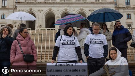 Enfermeiros em vigília nas escadarias da Assembleia da República em