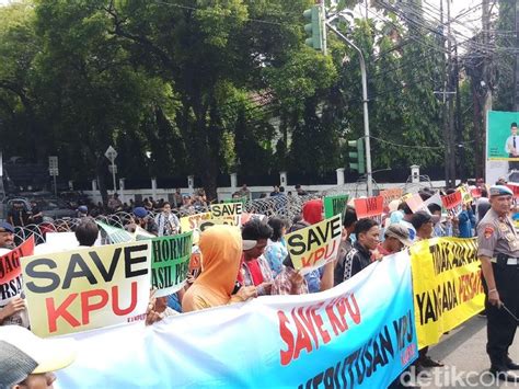 Sejumlah Massa Demo Di Depan Kpu Minta Hasil Pemilu Dihormati