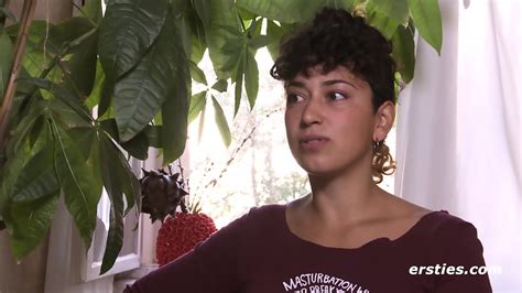 Ersties Lexi Masturbiert Mit Dildo Und Steckt Sich Dabei Den Finger In Den Hintern