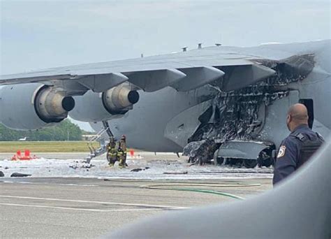 Un Avion De Transport Al For Elor Aeriene Sua A Luat Foc Pe Pist Foto