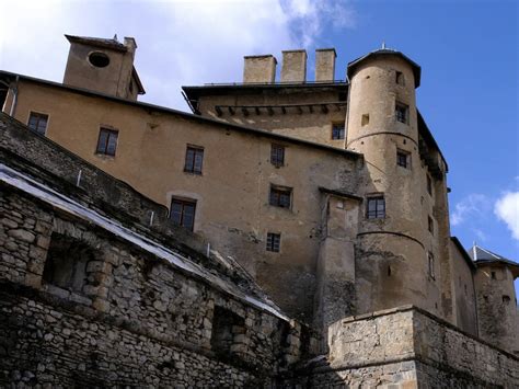 Patrimoine Hautes Alpes Fort Queyras vendu aux enchères pour 661 000