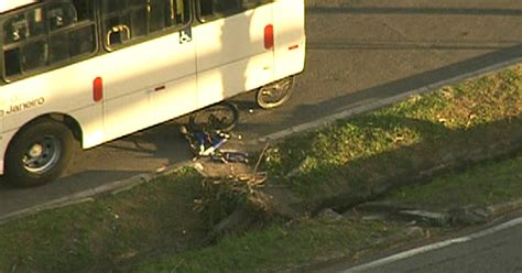 G1 Jovem em bicicleta morre atropelado por ônibus na Barra da Tijuca